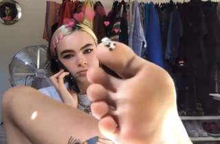 Benee feet photo 3
