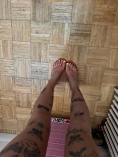 Benee feet photo 5