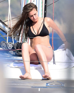 Bensu Soral feet photo thumbnail