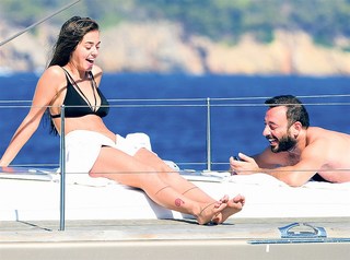 Bensu Soral feet photo thumbnail