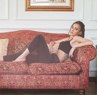 Bensu Soral feet photo thumbnail