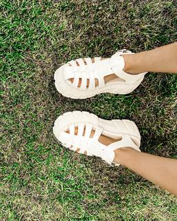 Bensu Soral feet photo thumbnail