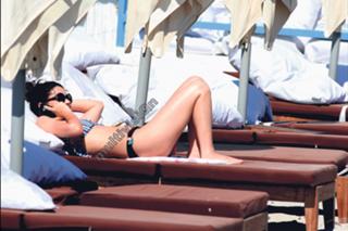 Beren Saat feet photo thumbnail