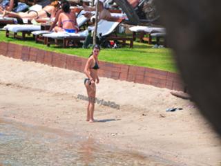 Beren Saat feet photo thumbnail