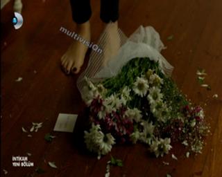 Beren Saat feet photo thumbnail