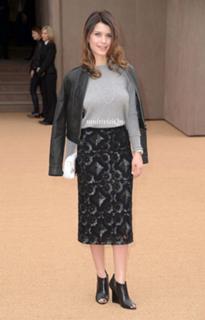 Beren Saat feet photo thumbnail