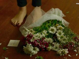 Beren Saat feet photo thumbnail