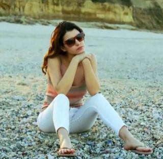 Beren Saat feet photo thumbnail