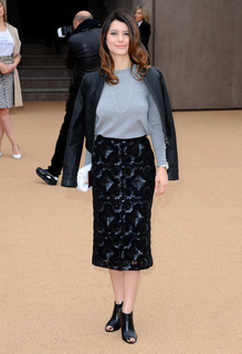 Beren Saat feet photo thumbnail