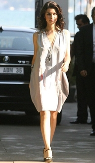 Beren Saat feet photo thumbnail