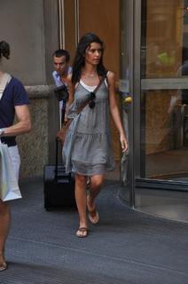 Beren Saat feet photo thumbnail