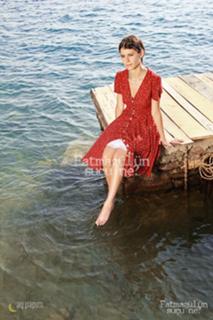 Beren Saat feet photo thumbnail