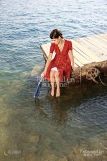 Beren Saat feet photo thumbnail