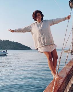 Bergüzar Korel feet photo thumbnail