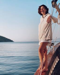 Bergüzar Korel feet photo thumbnail