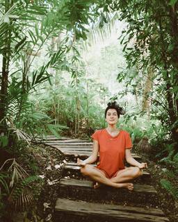 Bergüzar Korel feet photo thumbnail