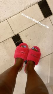 Bernice Burgos feet photo thumbnail