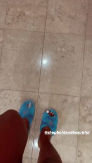 Bernice Burgos feet photo thumbnail