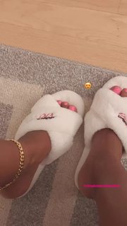 Bernice Burgos feet photo thumbnail