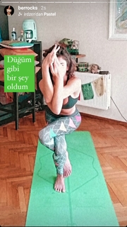 Berrak Tüzünataç feet photo 13