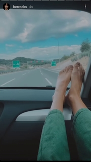 Berrak Tüzünataç feet photo 1