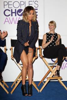 Beth Behrs feet photo thumbnail
