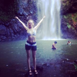 Beth Behrs feet photo thumbnail
