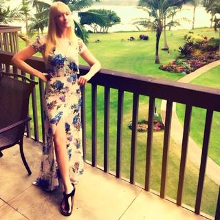 Beth Behrs feet photo thumbnail