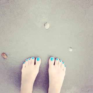 Beth Behrs feet photo thumbnail
