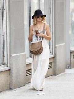 Beth Behrs feet photo thumbnail