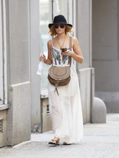 Beth Behrs feet photo thumbnail