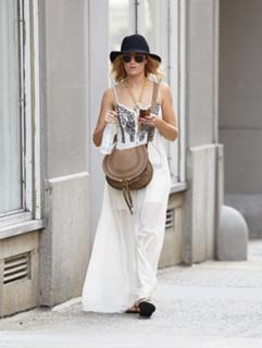 Beth Behrs feet photo thumbnail
