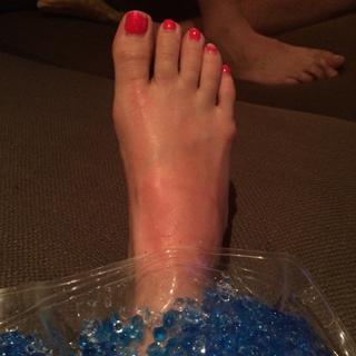 Beth Behrs feet photo thumbnail