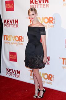 Beth Behrs feet photo thumbnail