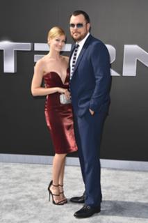 Beth Behrs feet photo thumbnail