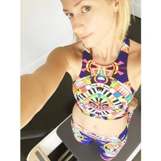 Beth Behrs feet photo thumbnail