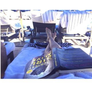 Beth Behrs feet photo thumbnail
