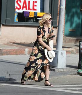 Beth Behrs feet photo thumbnail