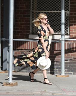 Beth Behrs feet photo thumbnail