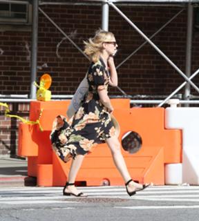 Beth Behrs feet photo thumbnail