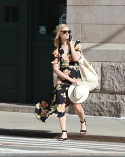 Beth Behrs feet photo thumbnail