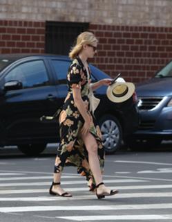 Beth Behrs feet photo thumbnail