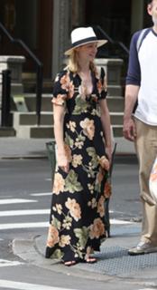 Beth Behrs feet photo thumbnail