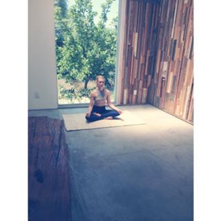 Beth Behrs feet photo thumbnail