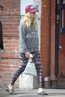 Beth Behrs feet photo thumbnail
