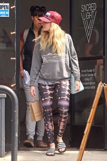 Beth Behrs feet photo thumbnail