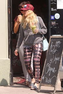 Beth Behrs feet photo thumbnail