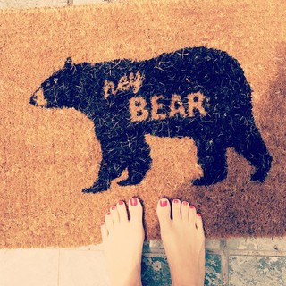 Beth Behrs feet photo thumbnail