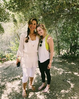 Beth Behrs feet photo thumbnail