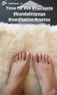 Beth Behrs feet photo thumbnail